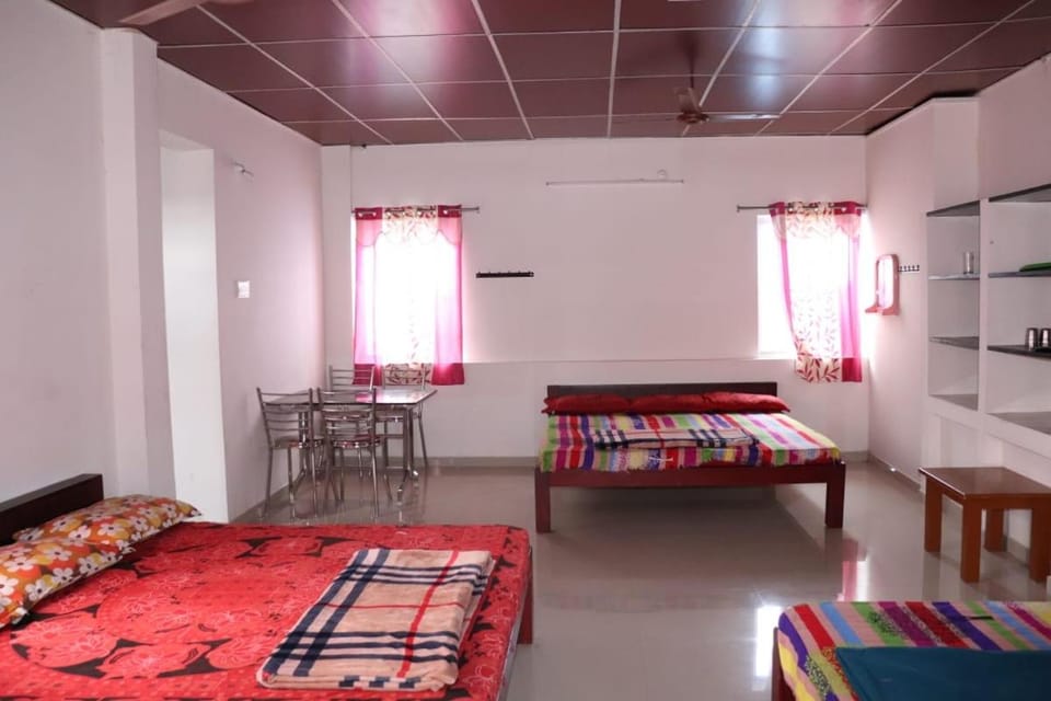 Bed, Photo of the whole room, Dining area, Bedroom