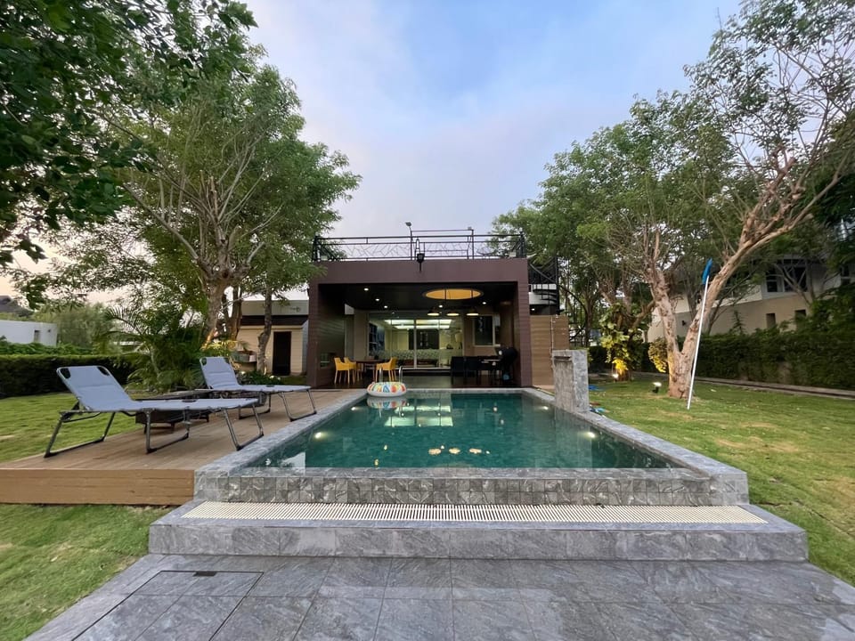 Property building, Swimming pool, sunbed