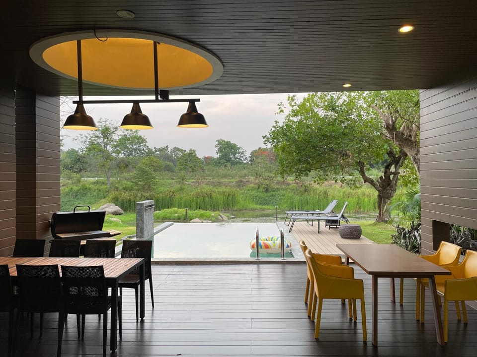 Patio, Restaurant/places to eat, Living room, Banquet/Function facilities, Seating area, Dining area
