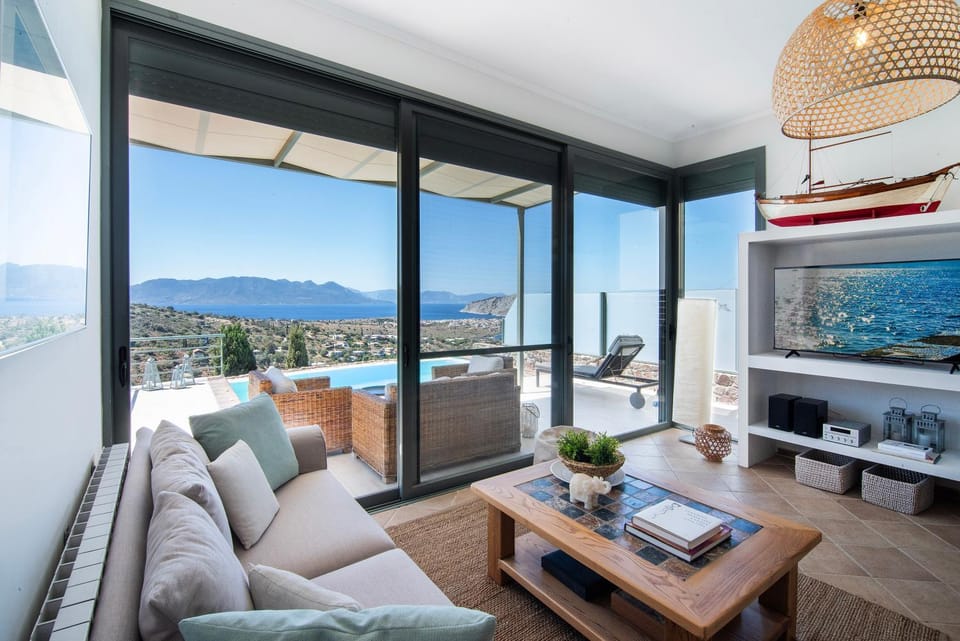 Natural landscape, TV and multimedia, Living room, Seating area, Dining area, Lake view, Mountain view, Sea view