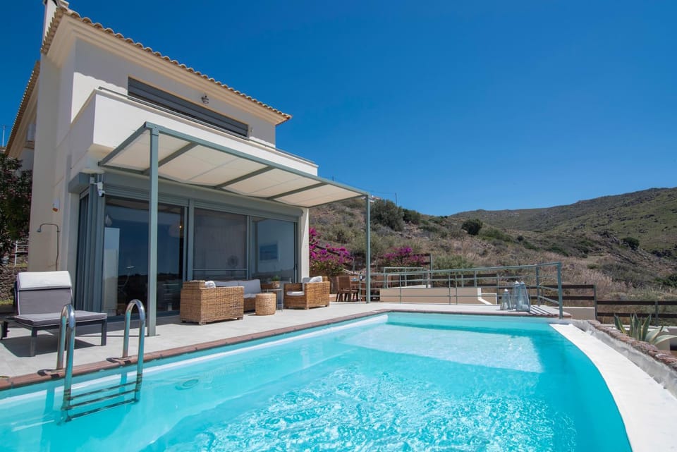 Property building, Patio, Day, Natural landscape, View (from property/room), Balcony/Terrace, Mountain view, Pool view, Swimming pool, sunbed