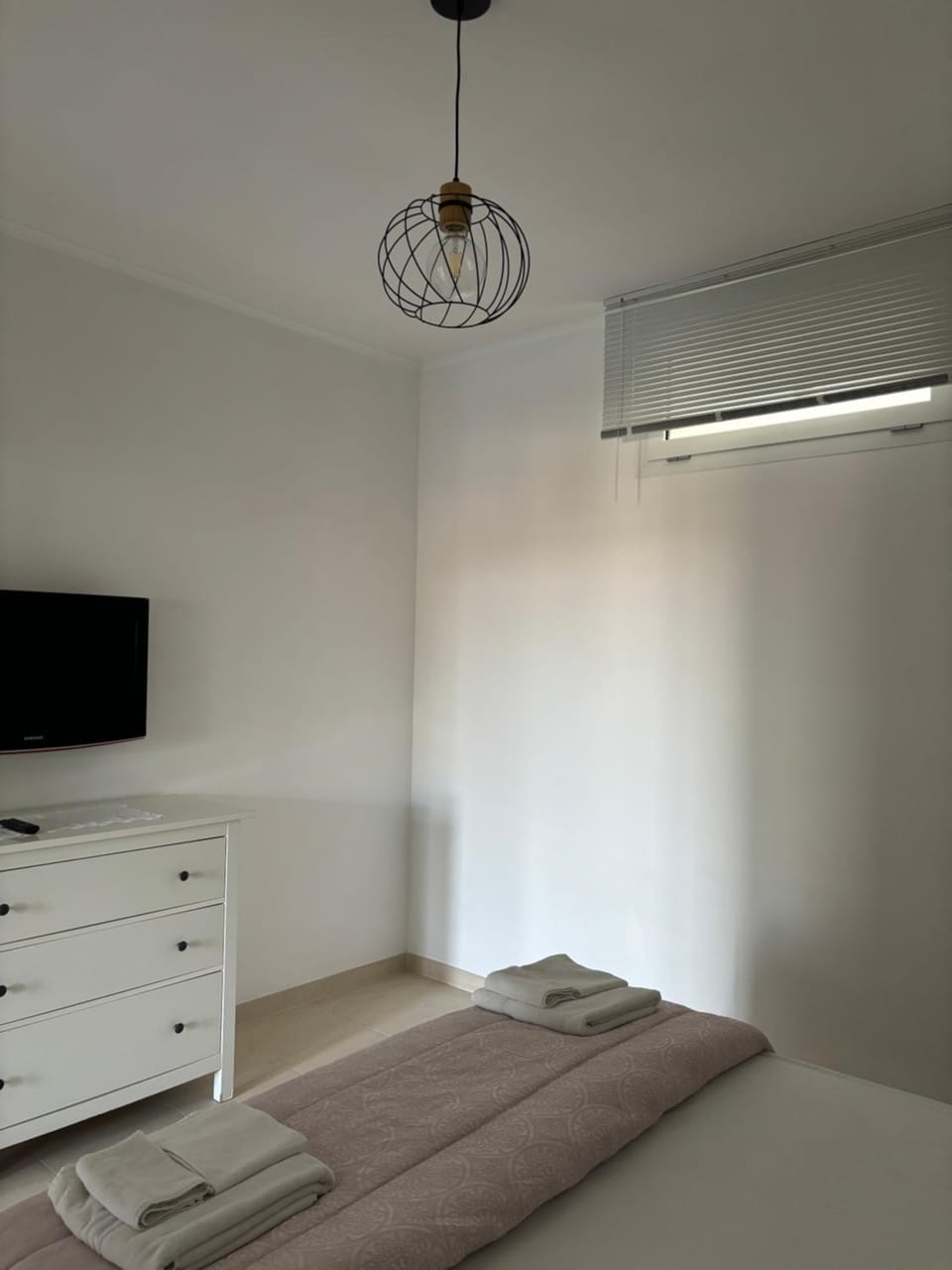 TV and multimedia, Photo of the whole room, Bedroom, air conditioner