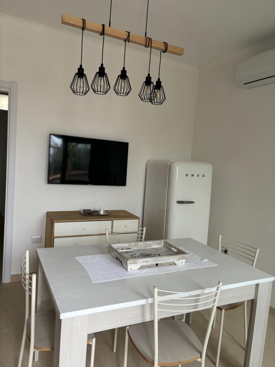 TV and multimedia, Kitchen or kitchenette, Dining area, air conditioner