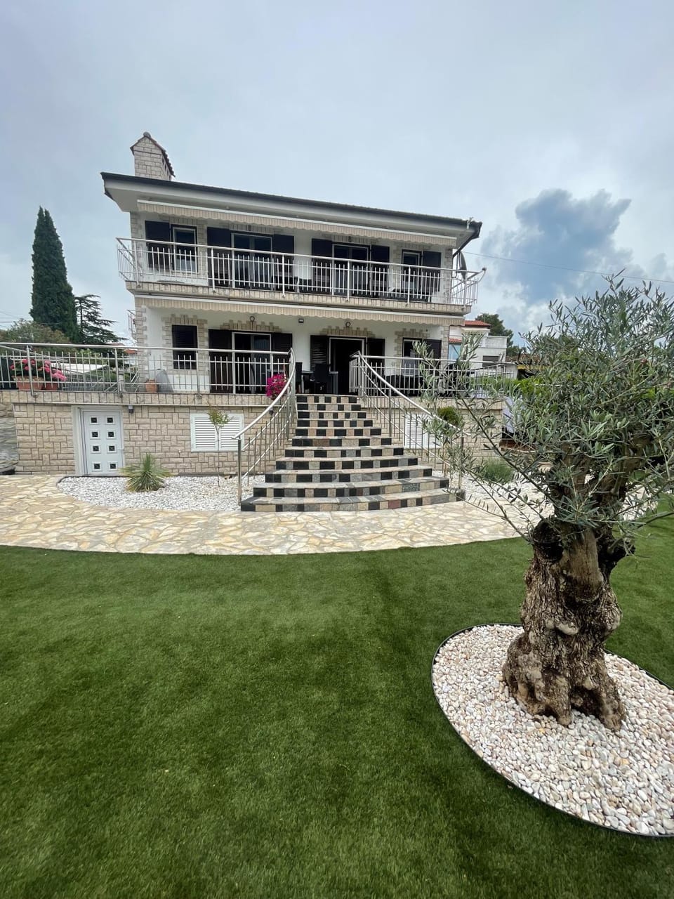 Property building, Facade/entrance, Spring, Day, Garden, View (from property/room), Balcony/Terrace, Garden view, Area and facilities
