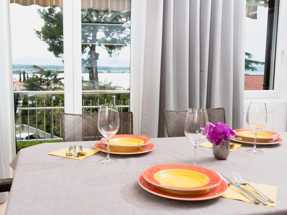 View (from property/room), Balcony/Terrace, Food and drinks, Dining area, Food