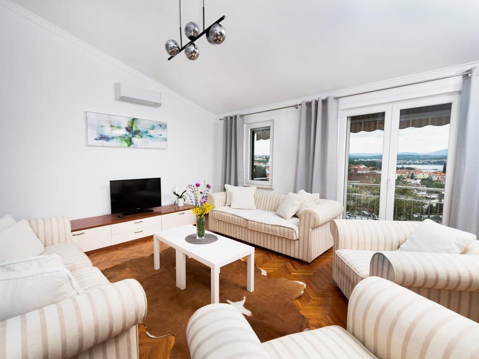 TV and multimedia, Living room, Seating area, air conditioner