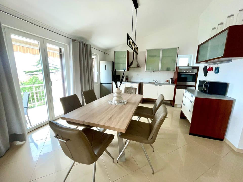 Kitchen or kitchenette, Seating area, Dining area, oven, stove, toaster, kitchen