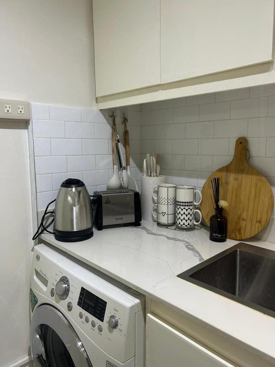 Relax in style: Modern Airbnb and Netflix Apartment in Makati