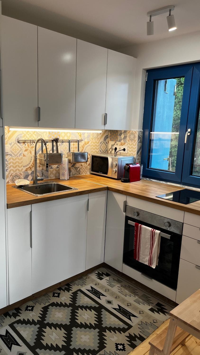 Coffee/tea facilities, Kitchen or kitchenette, microwave, oven, stove, toaster