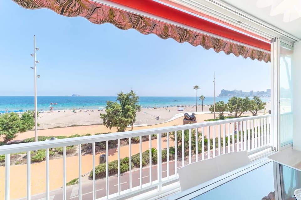 Luxury Primerísima Línea Playa Poniente Benidorm con 6,5 mts de Vistas Frontales al mar y Parking Apartment in Benidorm