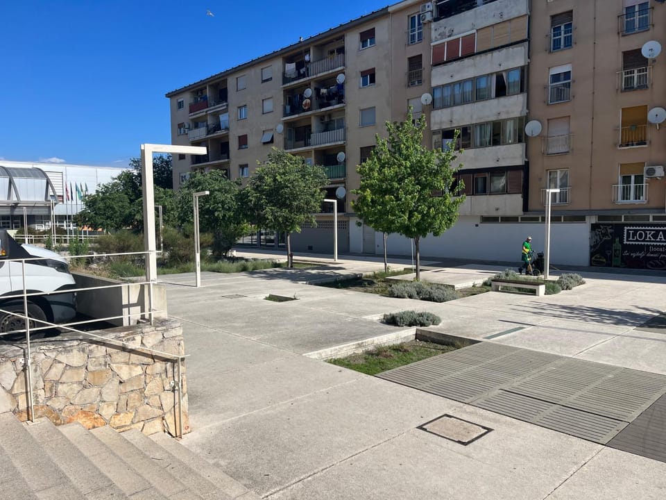 Property building, Day, Neighbourhood, Street view, Location
