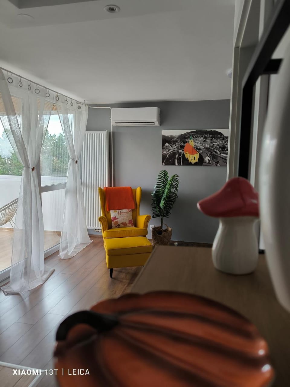 Living room, Seating area, air conditioner