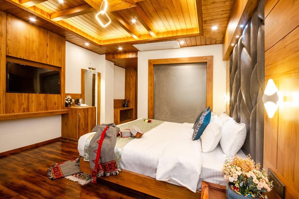 Bed, TV and multimedia, Photo of the whole room, Bedroom