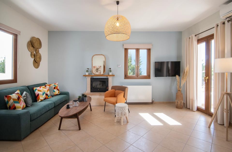 Communal lounge/ TV room, TV and multimedia, Living room, Seating area, Evening entertainment
