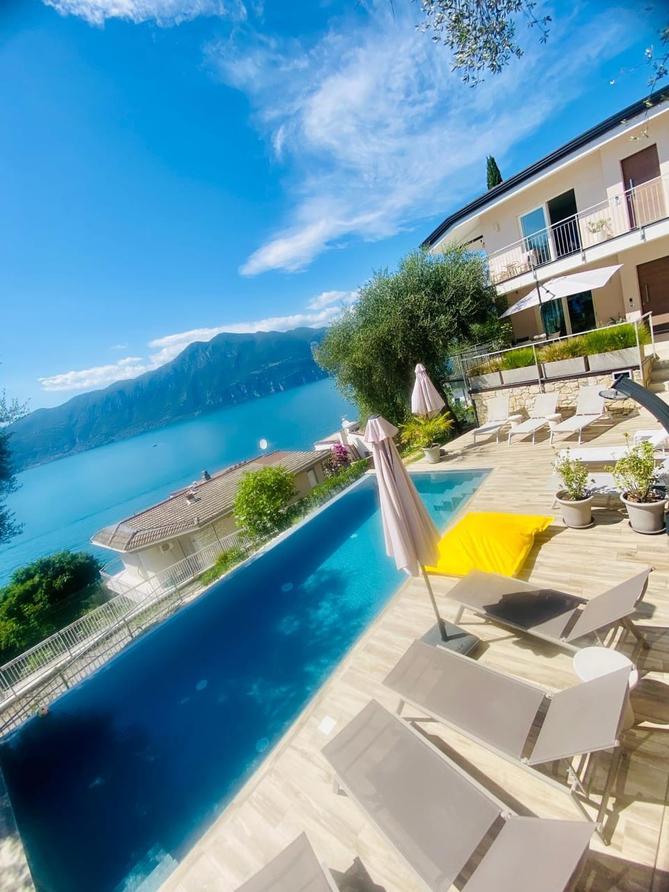 Property building, Lake view, Mountain view, Pool view, Swimming pool, sunbed