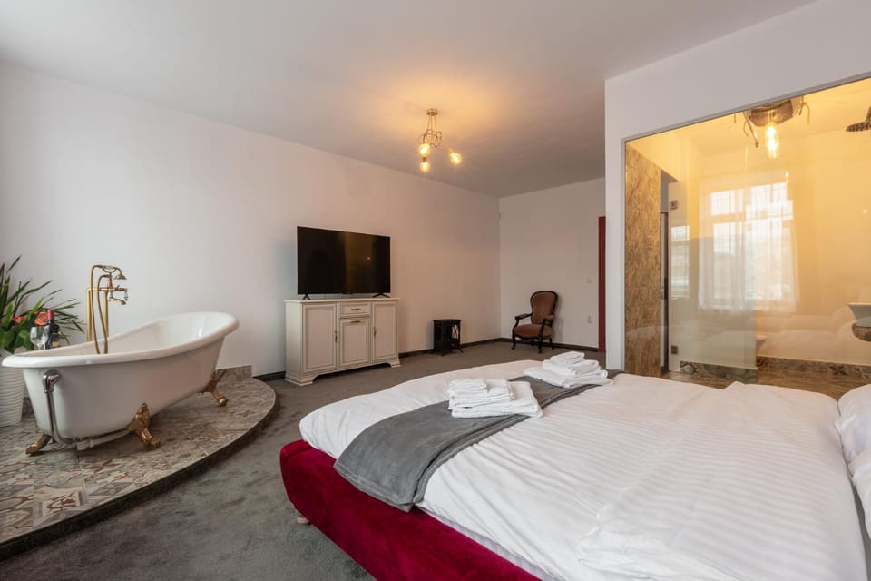 Bed, Bathroom, TV and multimedia, Photo of the whole room, Bedroom, Bath, towels