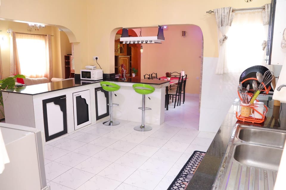 Kitchen or kitchenette, Dining area, minibar