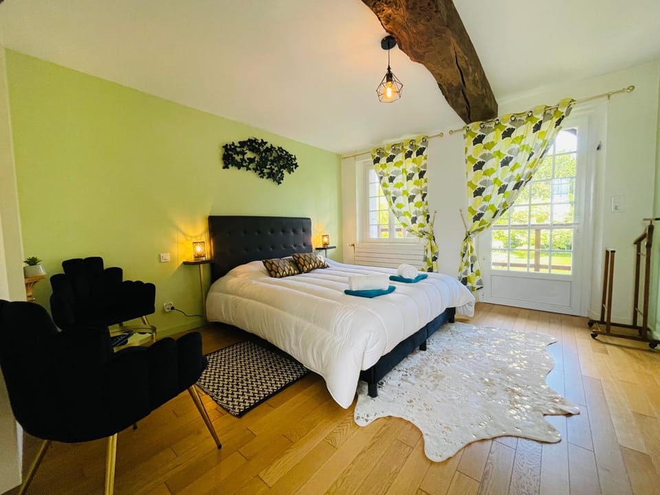 Bed, Photo of the whole room, Bedroom