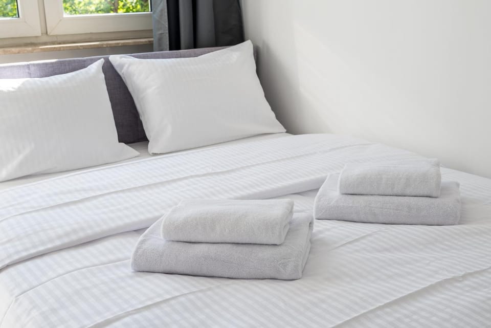 Bed, Photo of the whole room, Bedroom, towels