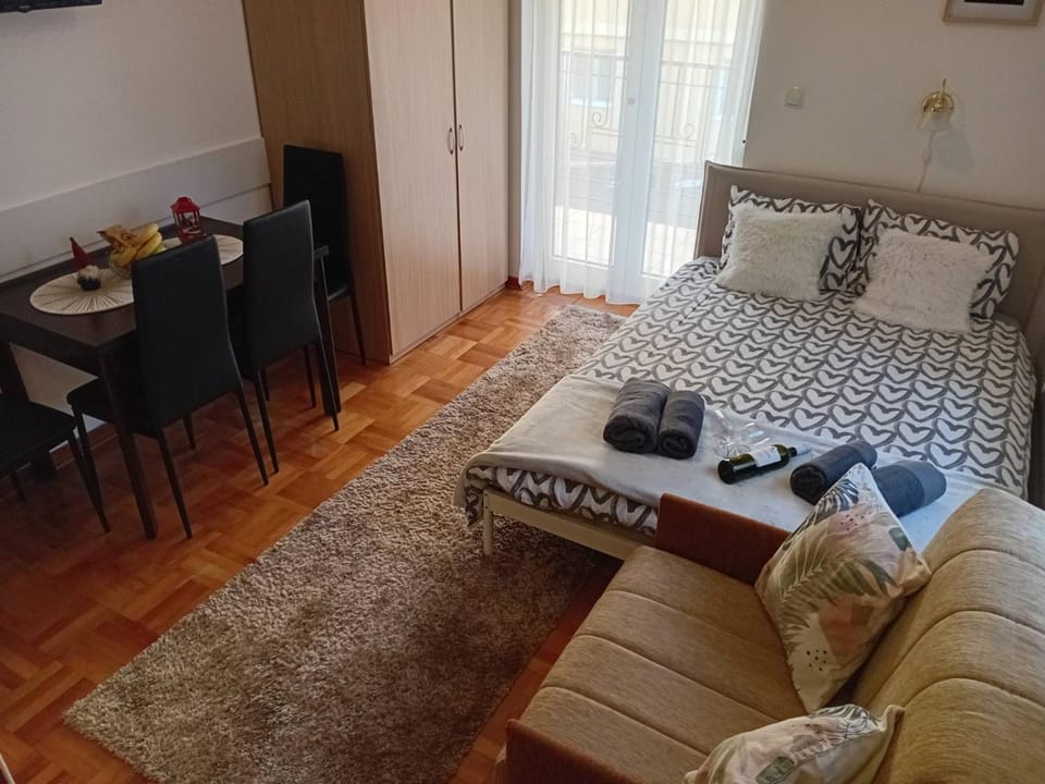 Bed, TV and multimedia, Living room, Photo of the whole room, Seating area