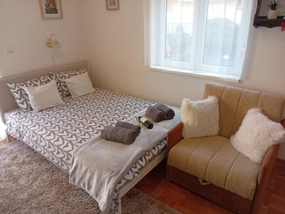 Bed, Living room, Photo of the whole room, Seating area, towels