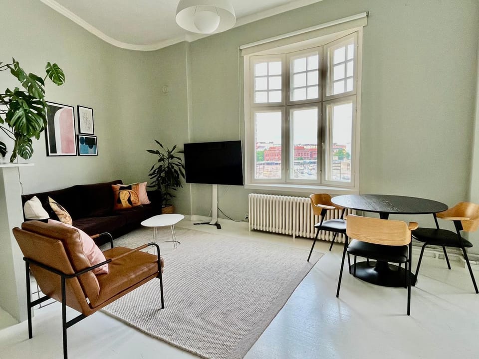 TV and multimedia, Living room, Seating area, Dining area