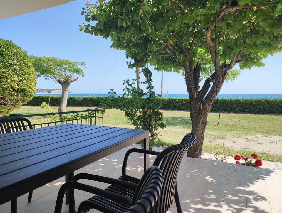 Garden, Sea view, Location