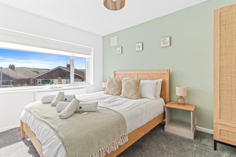 Bed, Photo of the whole room, Bedroom, towels