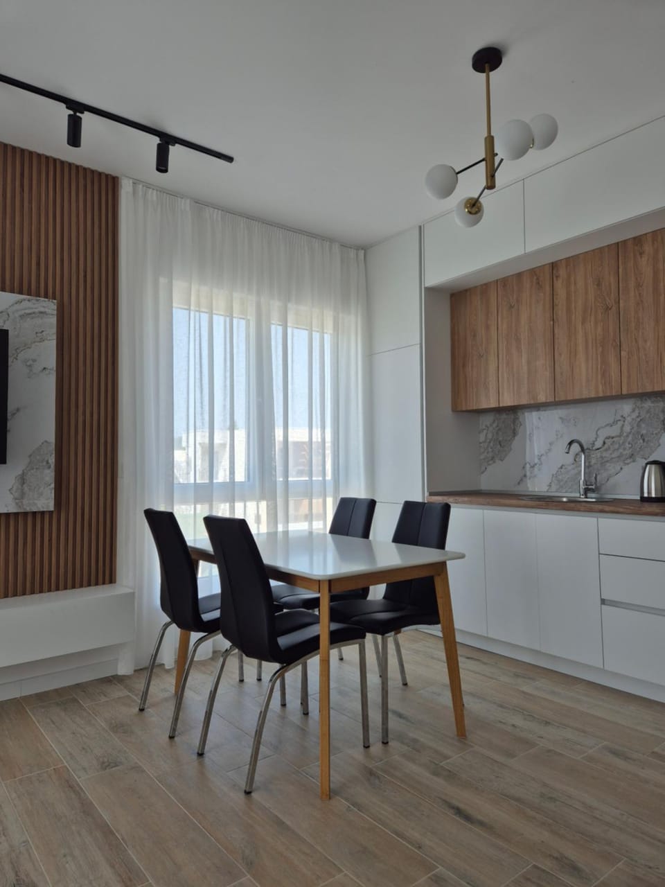 Kitchen or kitchenette, Dining area