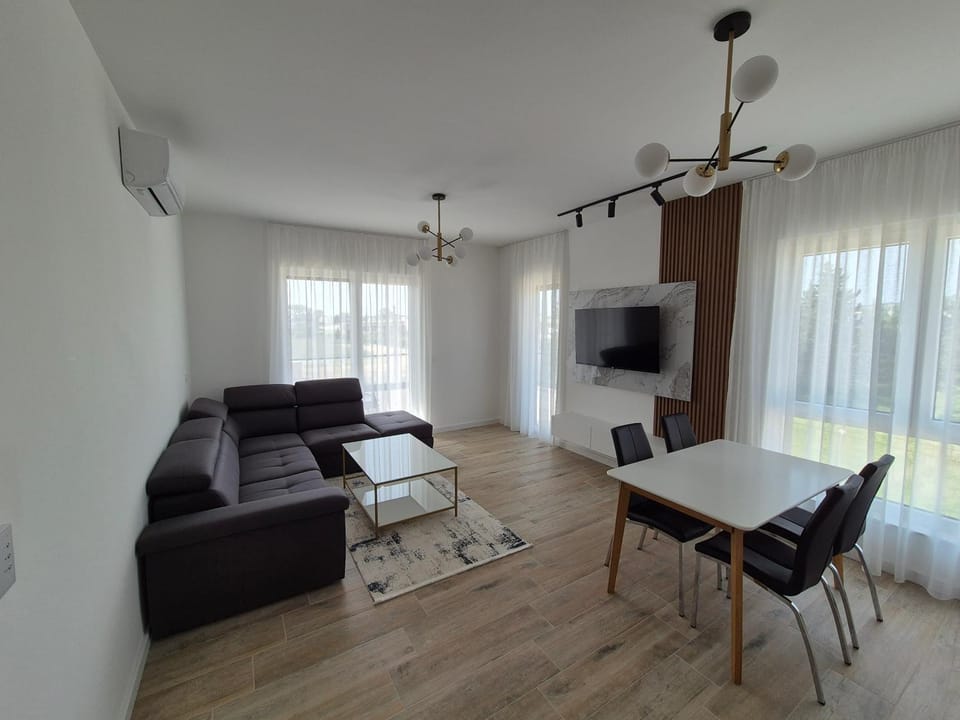 TV and multimedia, Living room, Seating area, Dining area, Evening entertainment