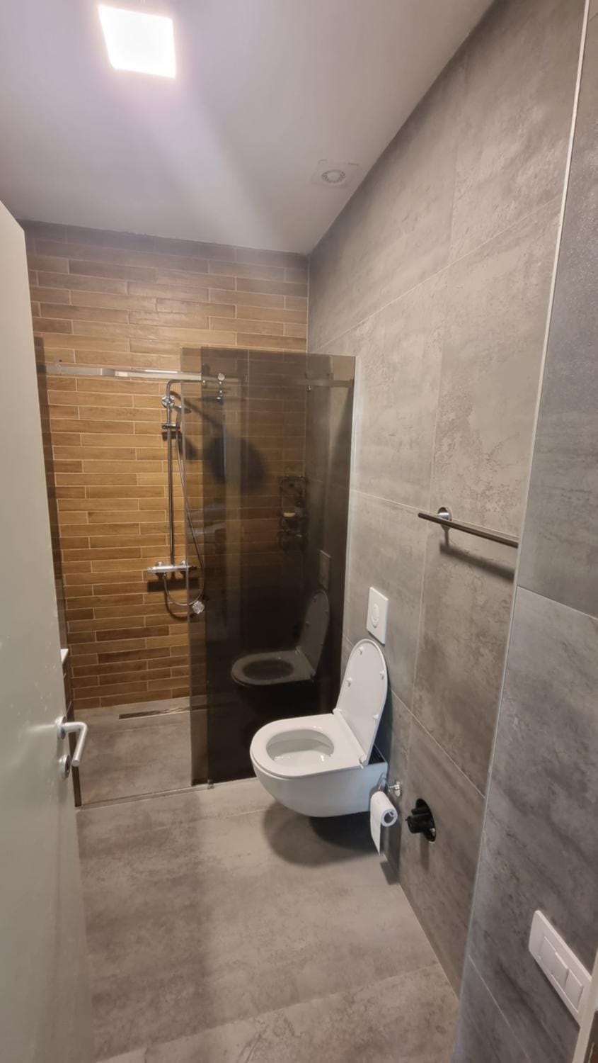 Shower, Toilet