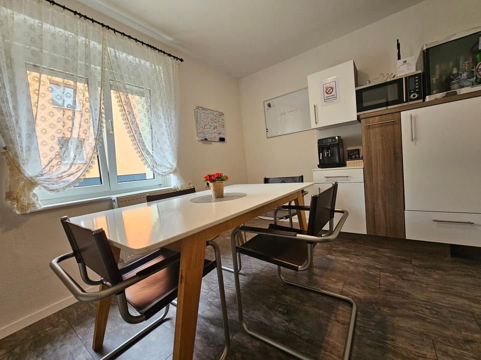 Kitchen or kitchenette, Dining area, minibar