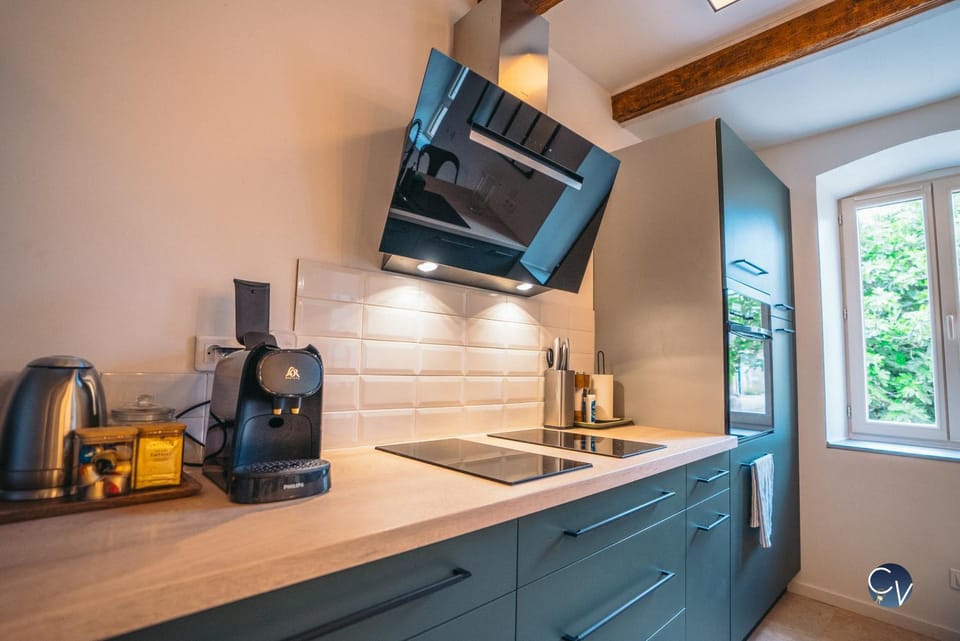 Coffee/tea facilities, Kitchen or kitchenette, stove, toaster