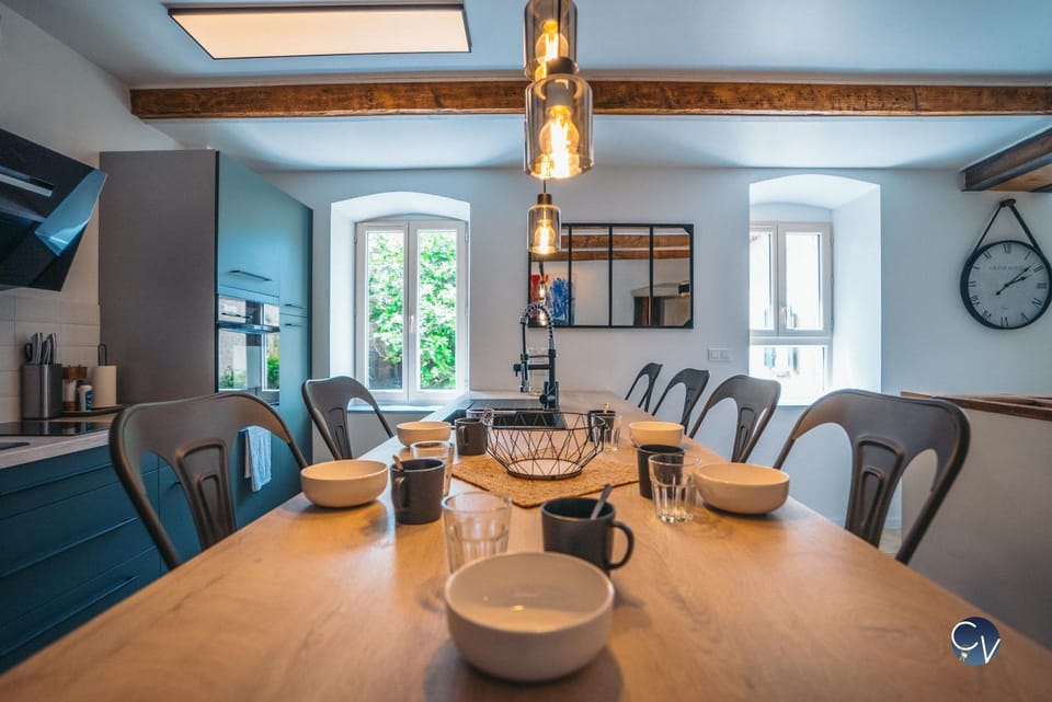 Kitchen or kitchenette, Dining area