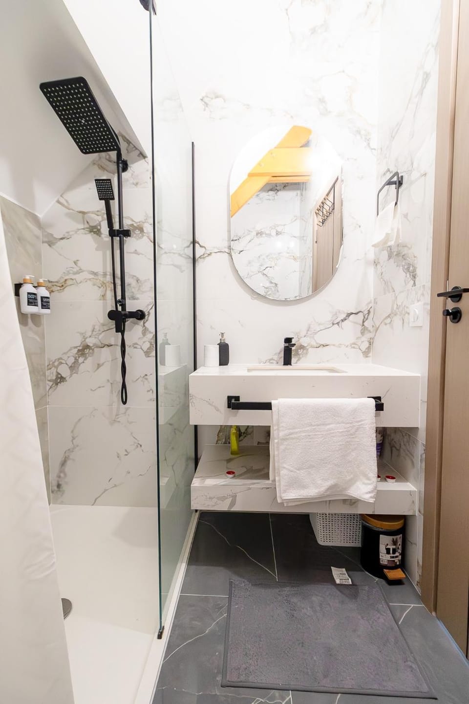Shower, Toilet, Bathroom, towels