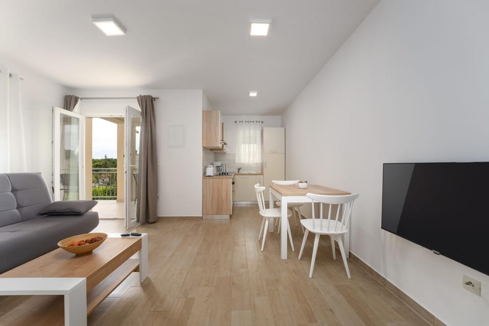 TV and multimedia, Kitchen or kitchenette, Living room, Seating area, Dining area