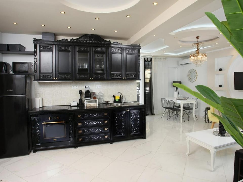 Coffee/tea facilities, Kitchen or kitchenette, Dining area, oven