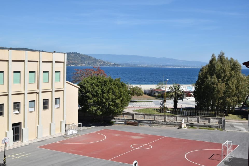 Property building, Communal lounge/ TV room, Neighbourhood, Natural landscape, Evening entertainment, Sea view