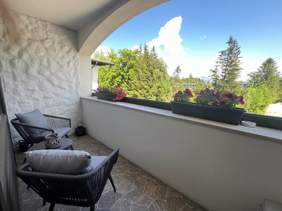 View (from property/room), Balcony/Terrace, Seating area, Mountain view