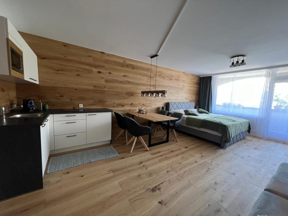Kitchen or kitchenette, Seating area, Dining area, stove