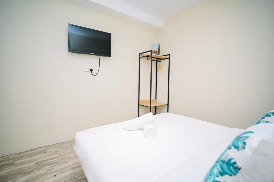 Bed, TV and multimedia, Photo of the whole room, Bedroom