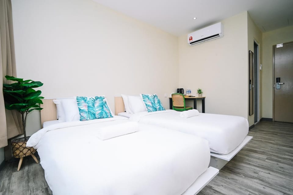 Bed, Photo of the whole room, Bedroom, air conditioner