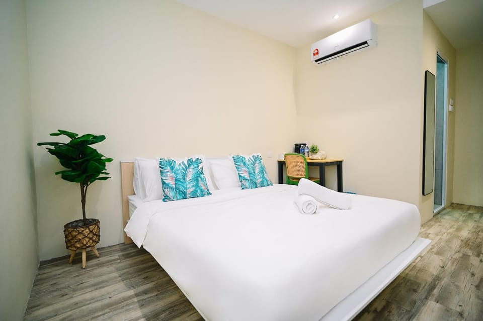 Bed, Photo of the whole room, Bedroom, towels, air conditioner