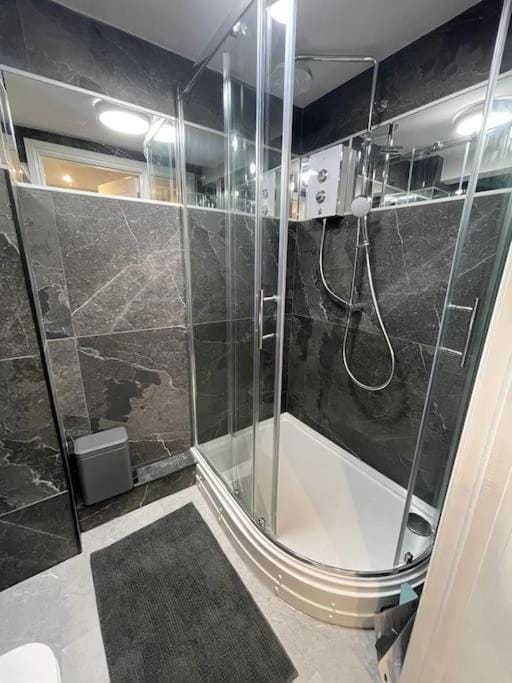 Self contained studio apartment in Burley, Leeds Apartment in Leeds