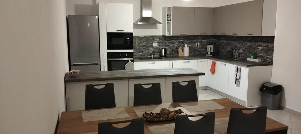 Coffee/tea facilities, Kitchen or kitchenette, Communal kitchen, oven, kitchen