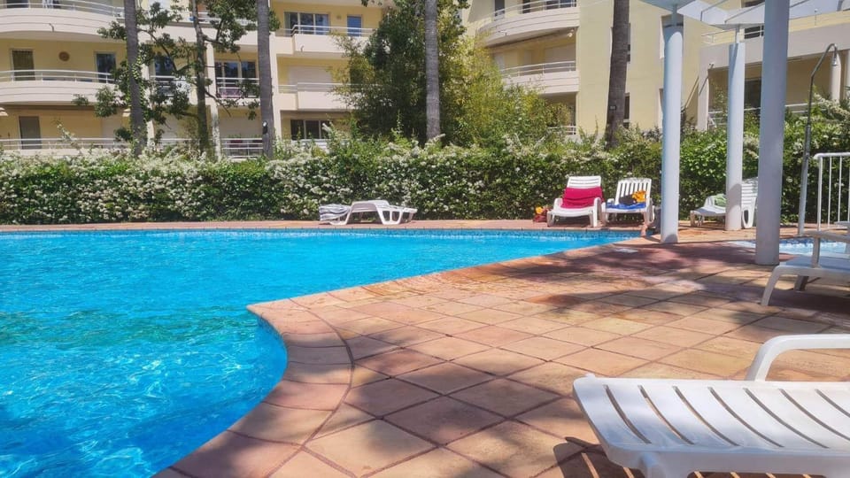 Agréable chambre et salle de bain privée dans notre appartement partagé Vacation rental in Cannes