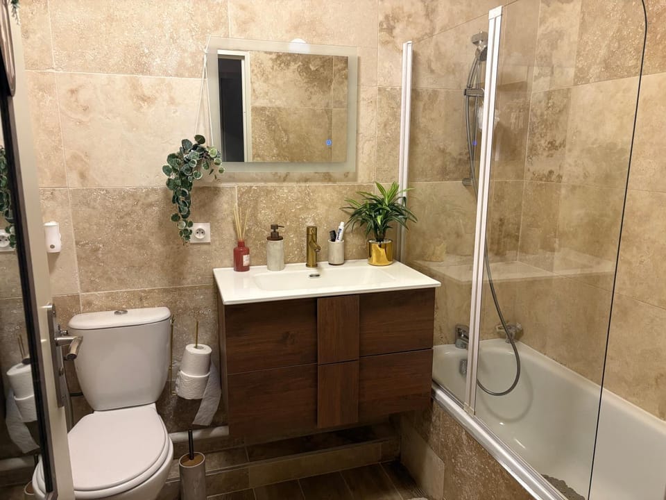 Agréable chambre et salle de bain privée dans notre appartement partagé Vacation rental in Cannes