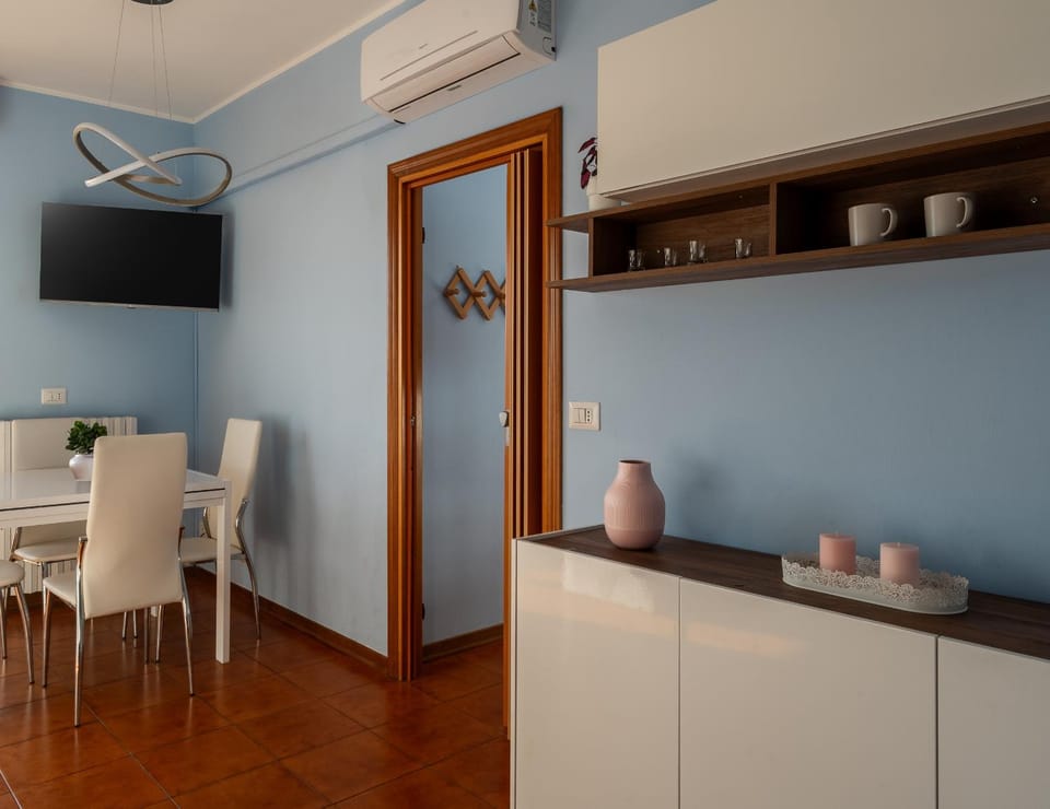 TV and multimedia, Living room, Seating area, Dining area, air conditioner