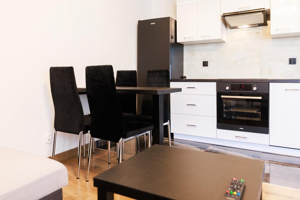Kitchen or kitchenette, Dining area, oven, stove