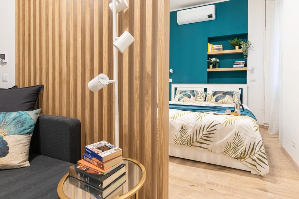 Bed, Library, Photo of the whole room, Seating area, Bedroom, fireplace, towels, air conditioner